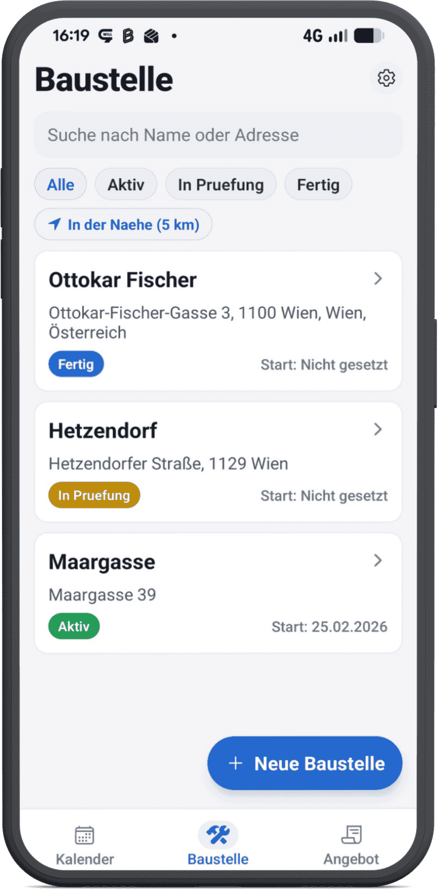 Smartphone Ansicht der KI Baustellenmanagement App mit Projekt Dashboard